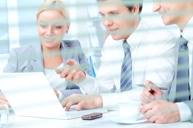 Dostosowanie polityki wynagrodzeń do zmieniających się przepisów prawnych i finansowych